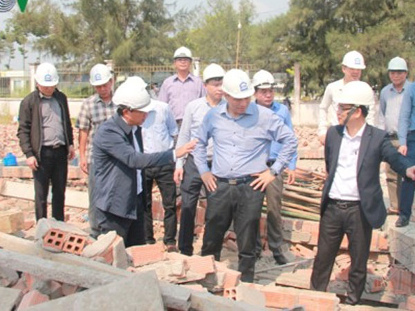 Vụ sập tường ở Vĩnh Long: Đình chỉ thi công để điều tra nguyên nhân