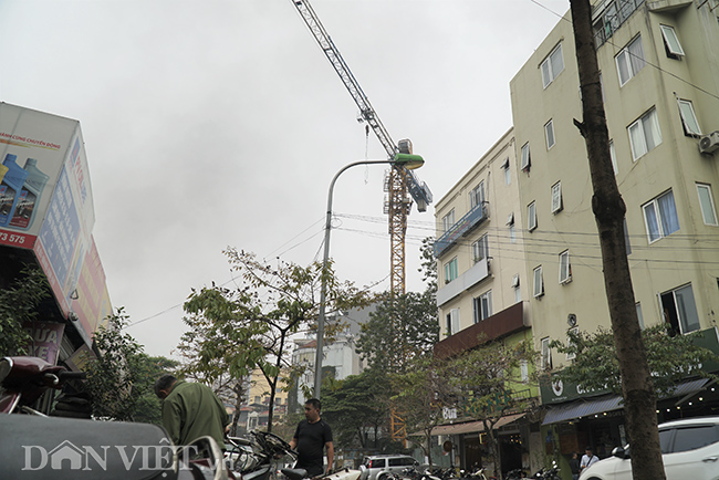 Sống chung với sợ hãi: Cẩu tháp lơ lửng trên đầu nhiều năm