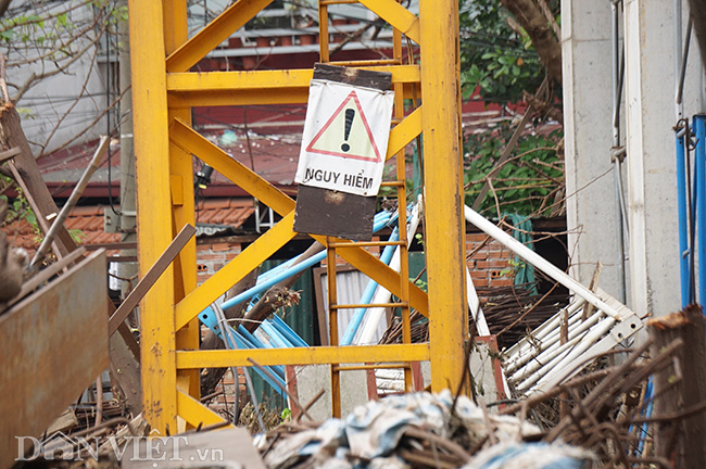 Sống chung với sợ hãi: Cẩu tháp lơ lửng trên đầu nhiều năm