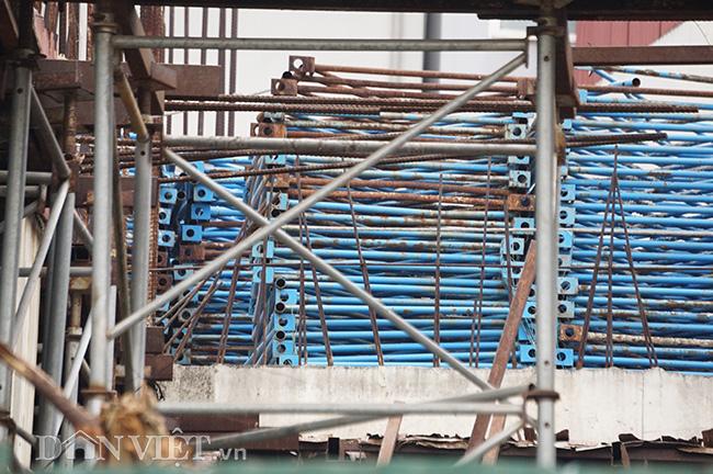 Sống chung với sợ hãi: Cẩu tháp lơ lửng trên đầu nhiều năm