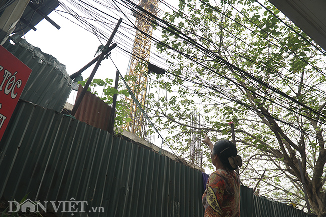 Sống chung với sợ hãi: Cẩu tháp lơ lửng trên đầu nhiều năm