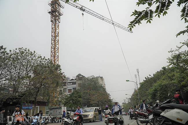 Sống chung với sợ hãi: Cẩu tháp lơ lửng trên đầu nhiều năm