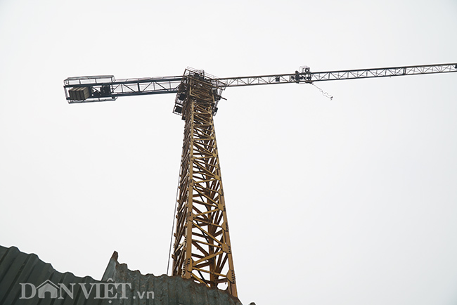 Sống chung với sợ hãi: Cẩu tháp lơ lửng trên đầu nhiều năm