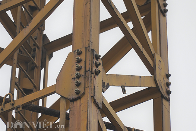 Sống chung với sợ hãi: Cẩu tháp lơ lửng trên đầu nhiều năm