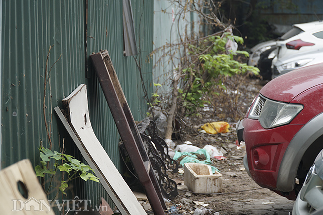 Sống chung với sợ hãi: Cẩu tháp lơ lửng trên đầu nhiều năm