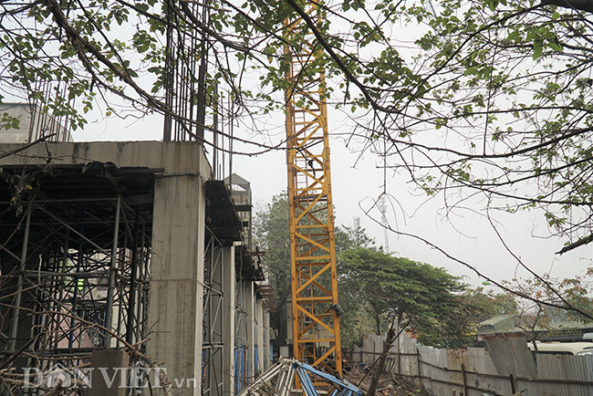 Sống chung với sợ hãi: Cẩu tháp lơ lửng trên đầu nhiều năm