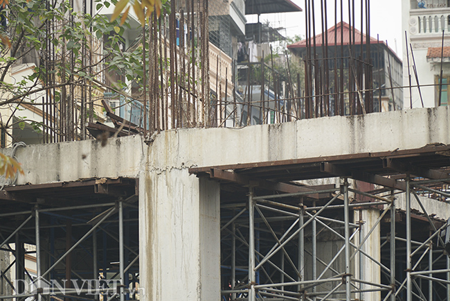 Sống chung với sợ hãi: Cẩu tháp lơ lửng trên đầu nhiều năm