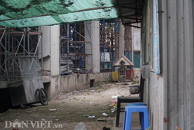 Sống chung với sợ hãi: Cẩu tháp lơ lửng trên đầu nhiều năm