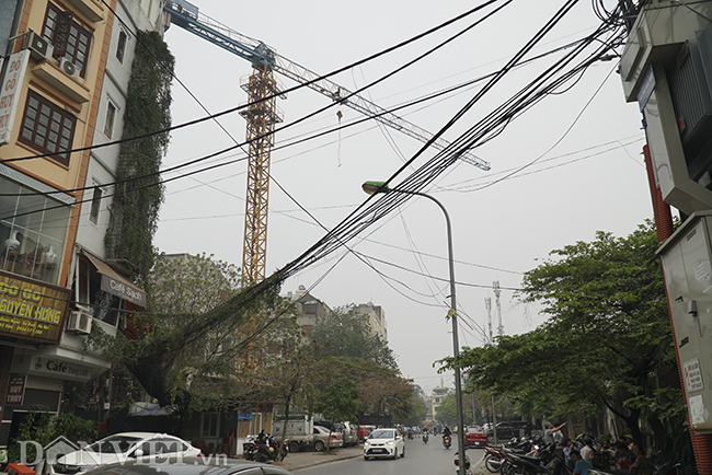 Sống chung với sợ hãi: Cẩu tháp lơ lửng trên đầu nhiều năm