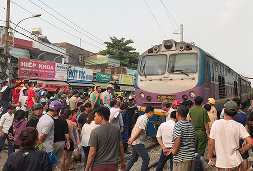 Cảnh sát giải cứu người đàn ông bị cuốn vào gầm tàu ở Sài Gòn