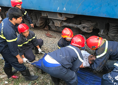Cảnh sát giải cứu người đàn ông bị cuốn vào gầm tàu ở Sài Gòn