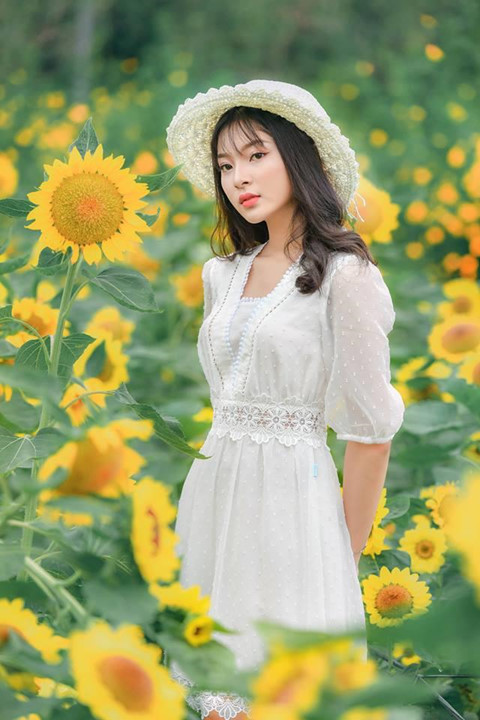 Á khôi 10X bị đồn cặp với đại gia vì giỏi kiếm tiền từ năm cấp 3