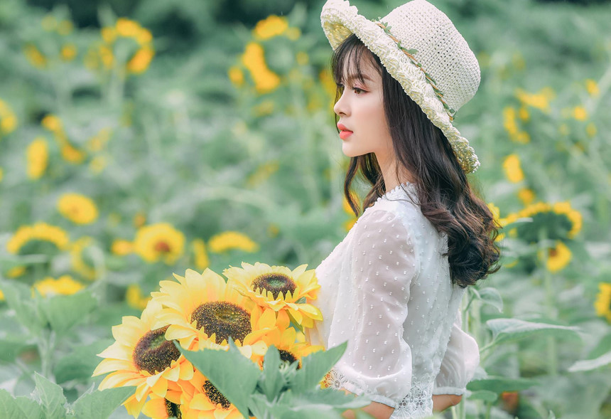 Á khôi 10X bị đồn cặp với đại gia vì giỏi kiếm tiền từ năm cấp 3