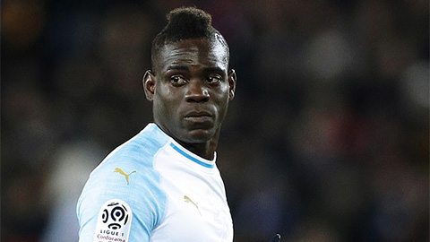 Kế hoạch trêu tức PSG bằng hình ảnh M.U của Balotelli bị phá sản