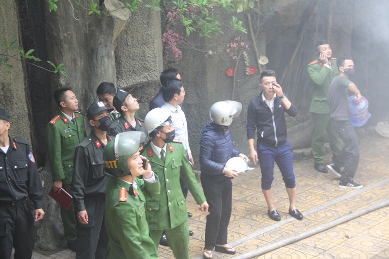 Cháy tổ hợp khách sạn quán karaoke ở Vinh, nhiều người mắc kẹt hoảng loạn