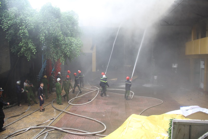 Cháy tổ hợp khách sạn quán karaoke ở Vinh, nhiều người mắc kẹt hoảng loạn