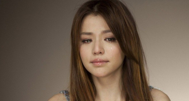 Nửa đêm chị dâu đau bụng đẻ, hành động giật điện thoại và bế chị ra xe của chồng tôi khiến cả nhà chồng đều há miệng kinh ngạc