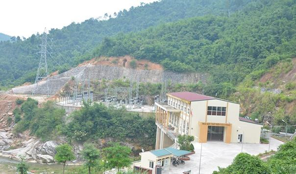 Người mẹ bất lực nhìn con rơi xuống hố nước tử vong khi dã ngoại