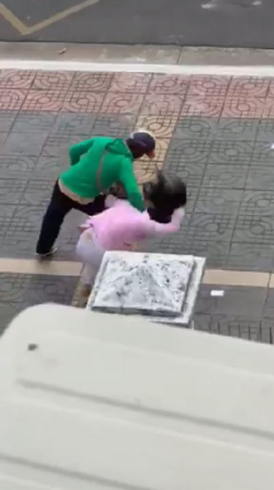 Vợ bầu vượt mặt bị chồng túm tóc, đánh đập dã man giữa phố mặc con nhỏ khóc thét vì sợ hãi gây phẫn nộ