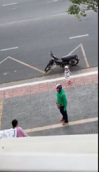 Vợ bầu vượt mặt bị chồng túm tóc, đánh đập dã man giữa phố mặc con nhỏ khóc thét vì sợ hãi gây phẫn nộ