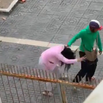 Vợ bầu vượt mặt bị chồng túm tóc, đánh đập dã man giữa phố mặc con nhỏ khóc thét vì sợ hãi gây phẫn nộ