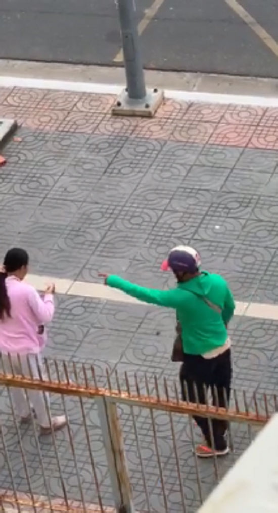 Vợ bầu vượt mặt bị chồng túm tóc, đánh đập dã man giữa phố mặc con nhỏ khóc thét vì sợ hãi gây phẫn nộ