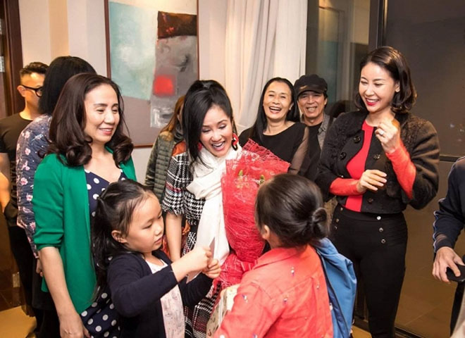 Lộ ảnh bạn trai tin đồn ngoại quốc đón sinh nhật cùng diva Hồng Nhung