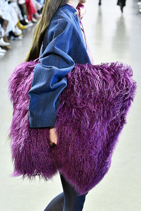 Ngã ngửa với những chiếc túi quái đản của các thương hiệu cao cấp