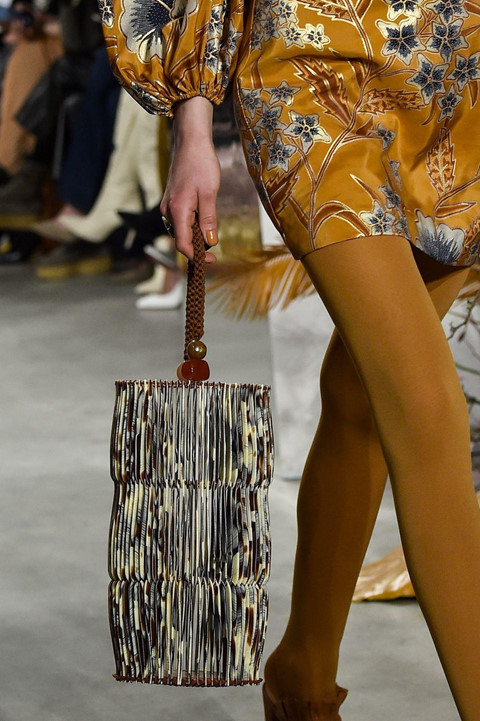 Ngã ngửa với những chiếc túi quái đản của các thương hiệu cao cấp