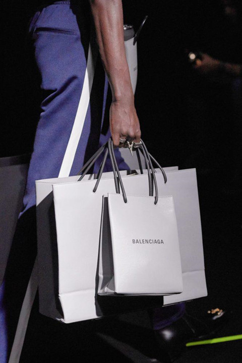 Ngã ngửa với những chiếc túi quái đản của các thương hiệu cao cấp