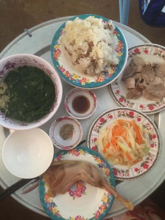 Khoe ảnh mâm cơm cữ đơn giản mẹ chồng nấu, chỉ nhìn vào đĩa gà luộc cũng biết nàng dâu này sướng hơn tiên Khoe ảnh mâm cơm cữ đơn giản mẹ chồng nấu, chỉ nhìn vào đĩa gà luộc cũng biết nàng dâu này sướng hơn tiên