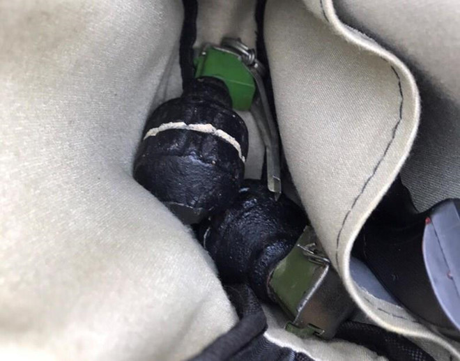 Thủ dao kiếm, lựu đạn chuẩn bị đi truy sát đối thủ thì bị bắt