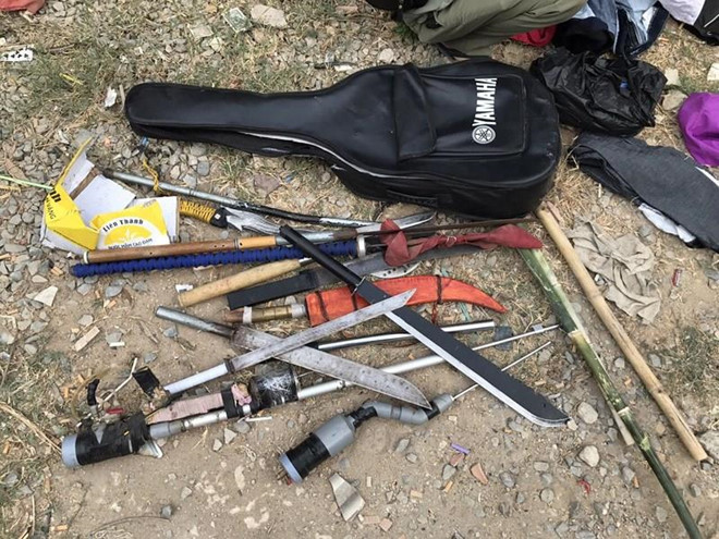 Thủ dao kiếm, lựu đạn chuẩn bị đi truy sát đối thủ thì bị bắt