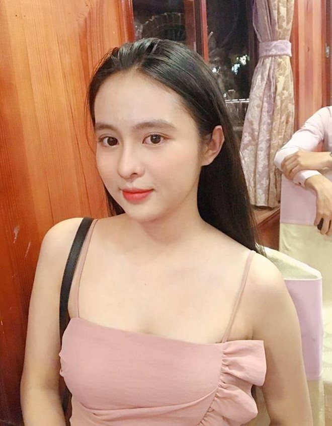 Tân Hoa khôi ĐH Tôn Đức Thắng dịu dàng với gương mặt tròn phúc hậu