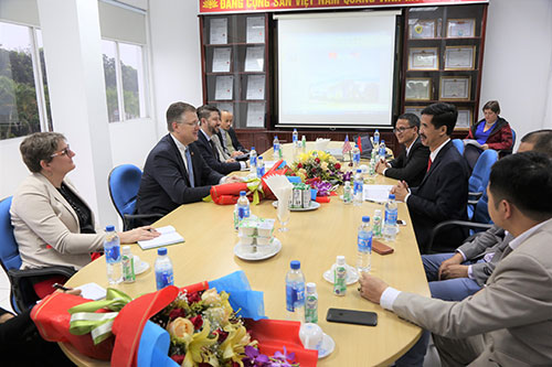 Đại sứ Mỹ tới thăm và làm việc với Vinamilk tại nhà máy Sữa Nghệ An