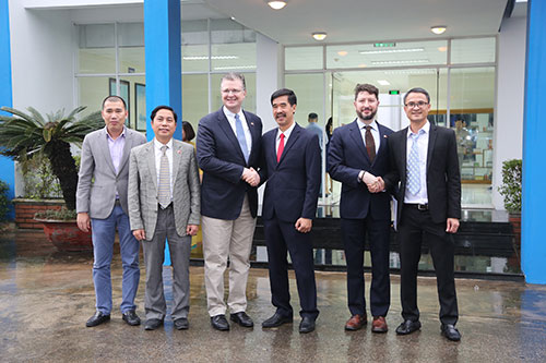 Đại sứ Mỹ tới thăm và làm việc với Vinamilk tại nhà máy Sữa Nghệ An