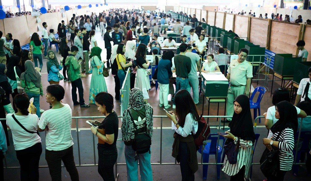 Người Thái xếp hàng dài bỏ phiếu sau 8 năm chờ đợi