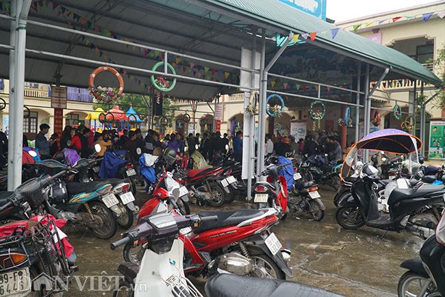 ẢNH: Trẻ em khóc lóc, phụ huynh lo lắng khi đi xét nghiệm sán lợn