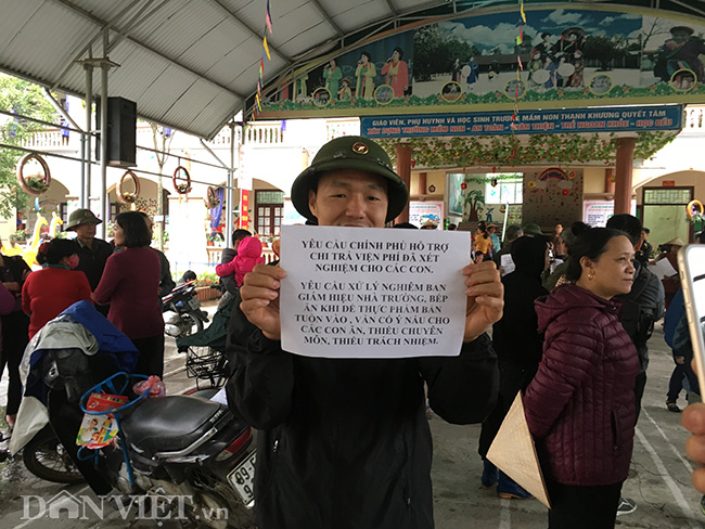 ẢNH: Trẻ em khóc lóc, phụ huynh lo lắng khi đi xét nghiệm sán lợn