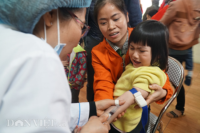 ẢNH: Trẻ em khóc lóc, phụ huynh lo lắng khi đi xét nghiệm sán lợn