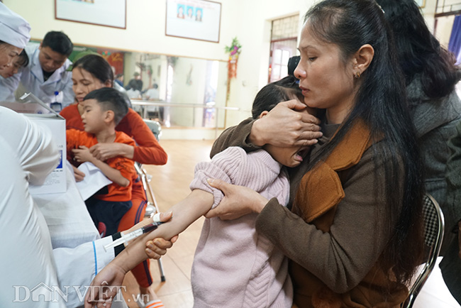 ẢNH: Trẻ em khóc lóc, phụ huynh lo lắng khi đi xét nghiệm sán lợn