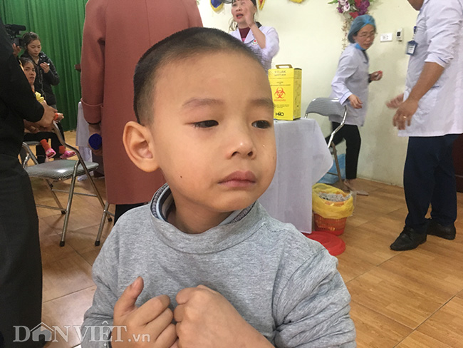 ẢNH: Trẻ em khóc lóc, phụ huynh lo lắng khi đi xét nghiệm sán lợn