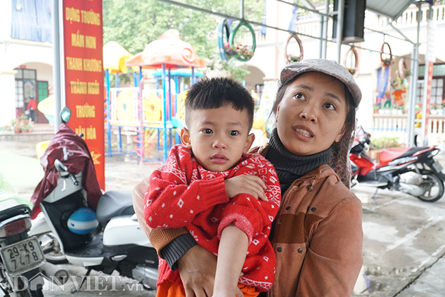 ẢNH: Trẻ em khóc lóc, phụ huynh lo lắng khi đi xét nghiệm sán lợn