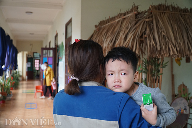 ẢNH: Trẻ em khóc lóc, phụ huynh lo lắng khi đi xét nghiệm sán lợn