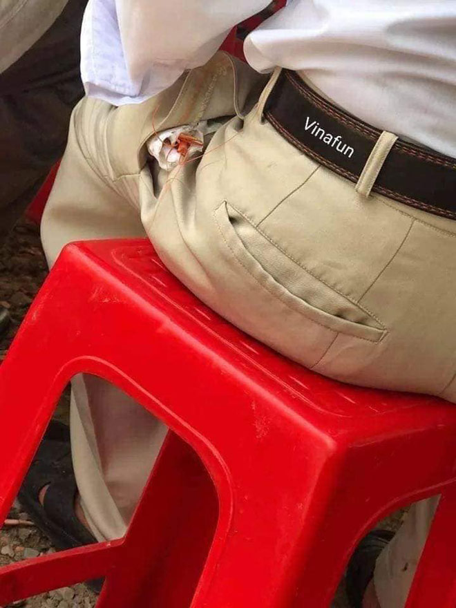 Cay mắt với hình ảnh ông bố đi ăn cỗ lấy phần cho con