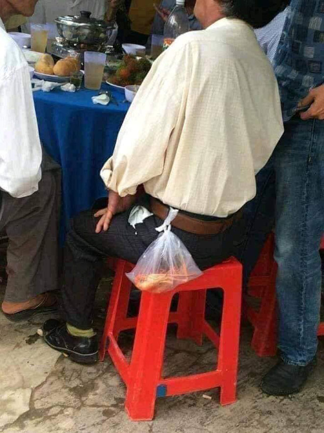 Cay mắt với hình ảnh ông bố đi ăn cỗ lấy phần cho con