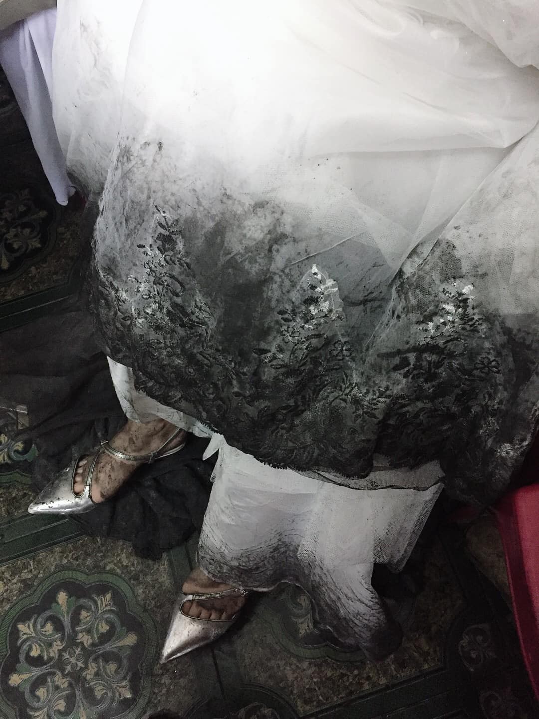 Nhìn hình ảnh đôi chân lấm lem của cô dâu trong ngày mưa, dân mạng hài hước đoán được cô nàng lấy chồng về đâu