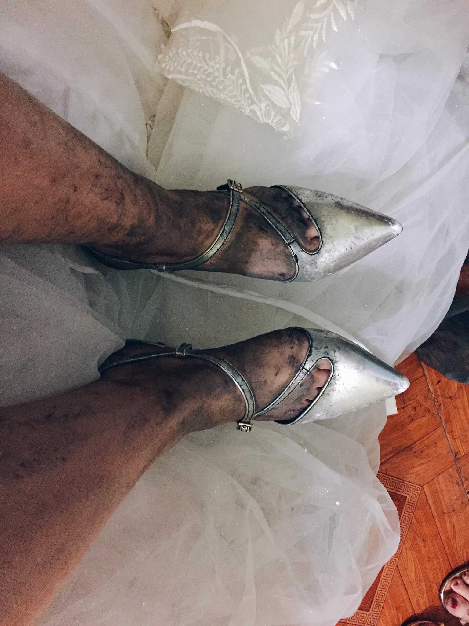 Nhìn hình ảnh đôi chân lấm lem của cô dâu trong ngày mưa, dân mạng hài hước đoán được cô nàng lấy chồng về đâu