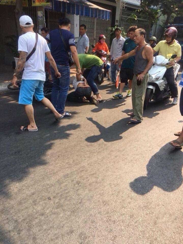 Người đàn ông tung cước đá ngã văng tên cướp chạy xe máy trên phố với tốc độ chóng mặt