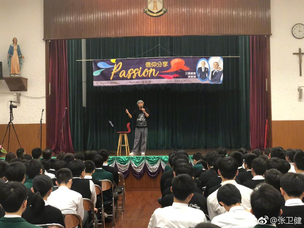 Cuộc đời nhiều đắng cay của Trương Vệ Kiện: Tuổi thơ bị bố đánh thừa sống thiếu chết, bạn gái chia tay vì quá nghèo